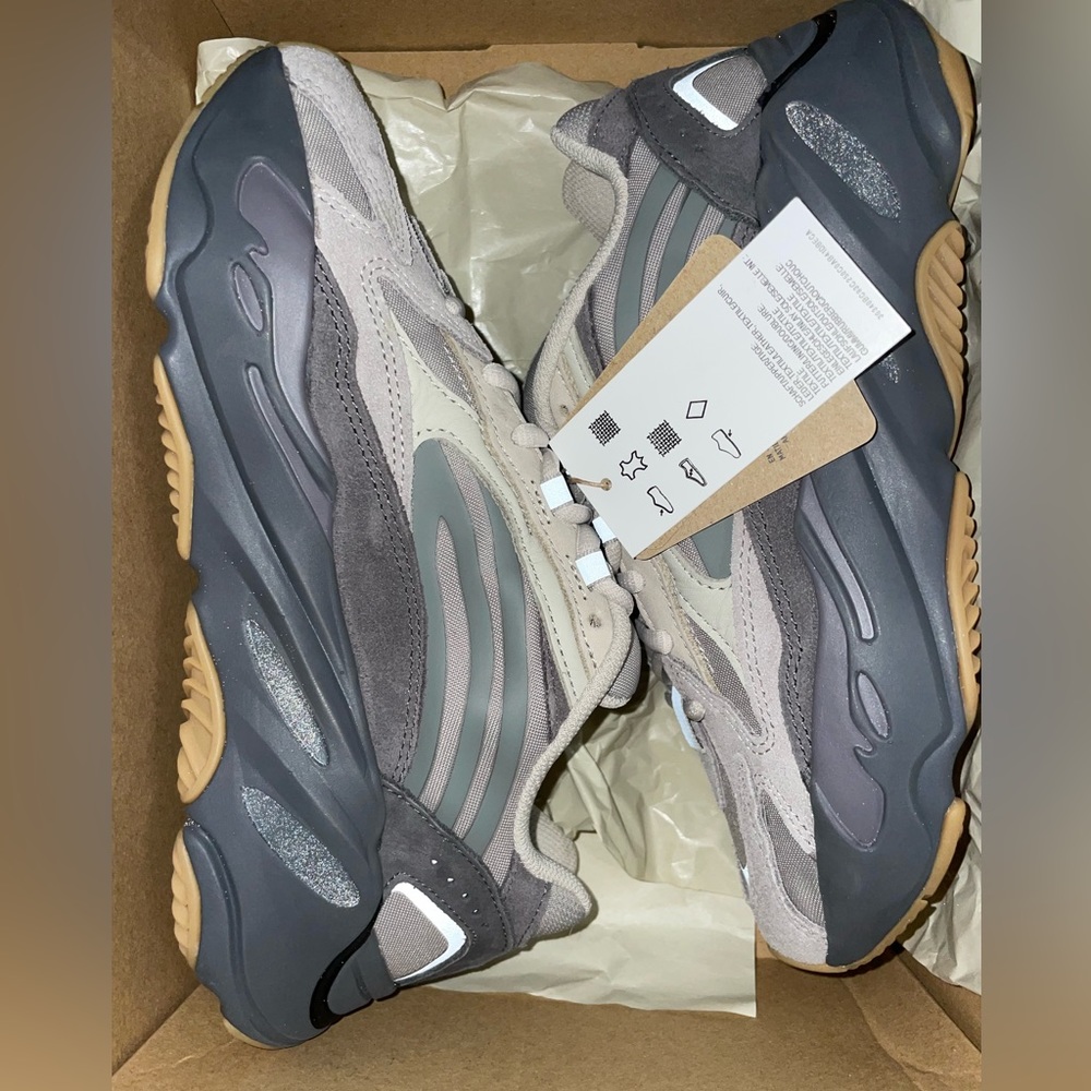 Yeezy Boost 700 - Picture 3 of 4